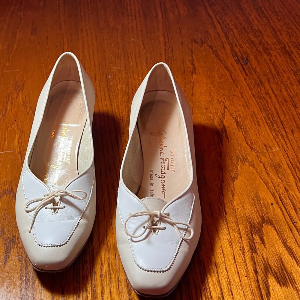 Salvatore Ferragamo Spectator Pump size 9 creme and white - Picture 10 of 10